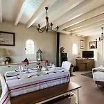 Villa Escapades Au Ferret Ideal Famille Ou Groupe D'amis Avec Piscine Chauffee 5 Proche Plages Et Pistes Cyclables Commerces Sejour Paisible Au Coeur Du Bassin D'arcachon Nous Repondons Tres Rapidement Aux Demandes De Renseignements Lège-Cap-Ferret