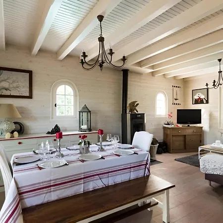 Villa Escapades Au Ferret Ideal Famille Ou Groupe D'amis Avec Piscine Chauffee 5 Proche Plages Et Pistes Cyclables Commerces Sejour Paisible Au Coeur Du Bassin D'arcachon Nous Repondons Tres Rapidement Aux Demandes De Renseignements Lège-Cap-Ferret